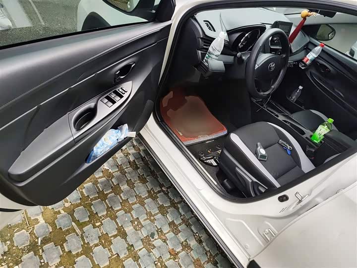 Фото 14 - Toyota Yaris L Hatchback