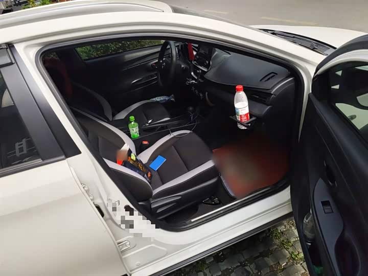 Фото 20 - Toyota Yaris L Hatchback