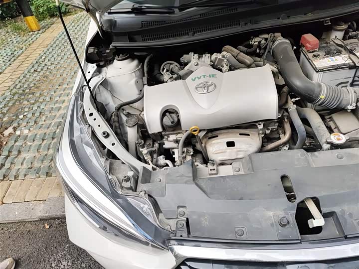 Фото 21 - Toyota Yaris L Hatchback