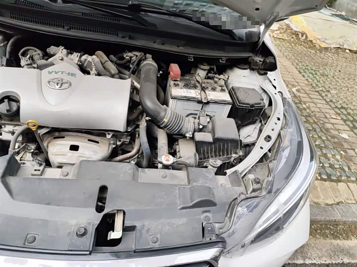 Фото 22 - Toyota Yaris L Hatchback