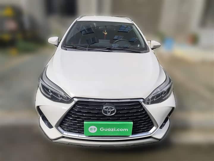 Фото 24 - Toyota Yaris L Hatchback