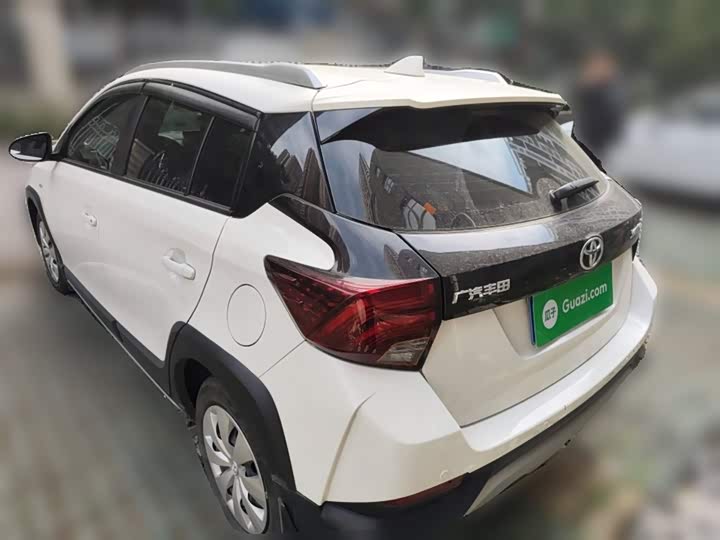 Фото 27 - Toyota Yaris L Hatchback