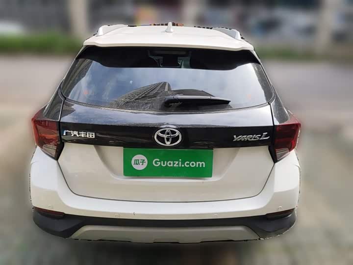 Фото 28 - Toyota Yaris L Hatchback