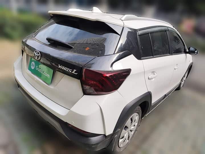 Фото 29 - Toyota Yaris L Hatchback