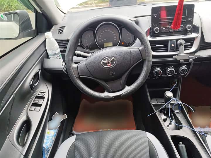 Фото 3 - Toyota Yaris L Hatchback