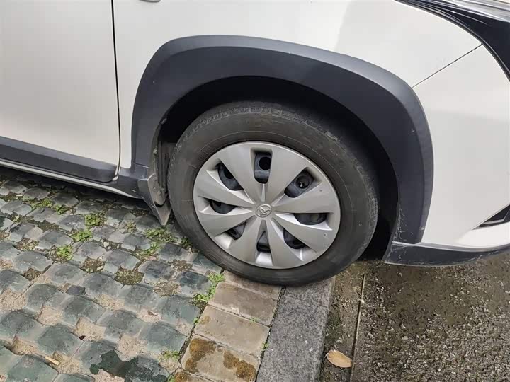 Фото 31 - Toyota Yaris L Hatchback