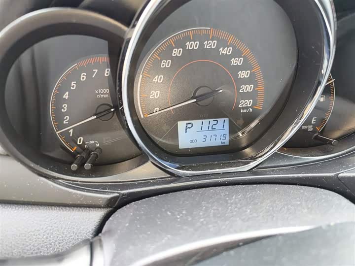 Фото 5 - Toyota Yaris L Hatchback