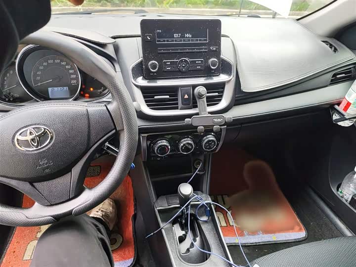 Фото 6 - Toyota Yaris L Hatchback