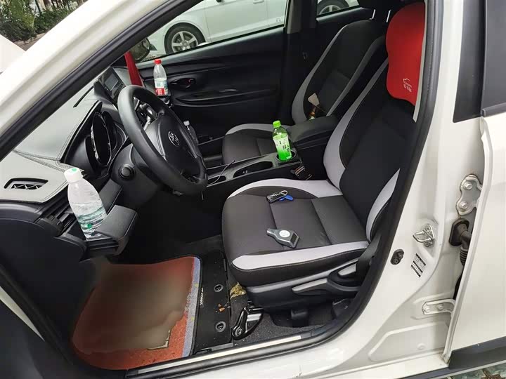 Фото 8 - Toyota Yaris L Hatchback