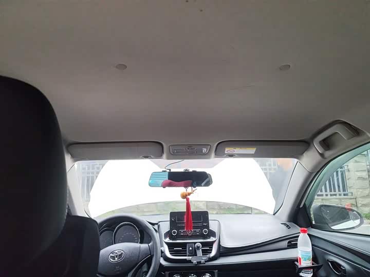 Фото 9 - Toyota Yaris L Hatchback