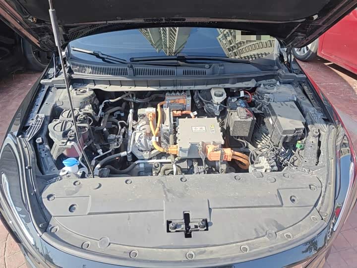 Фото 11 - Hongqi E-QM5