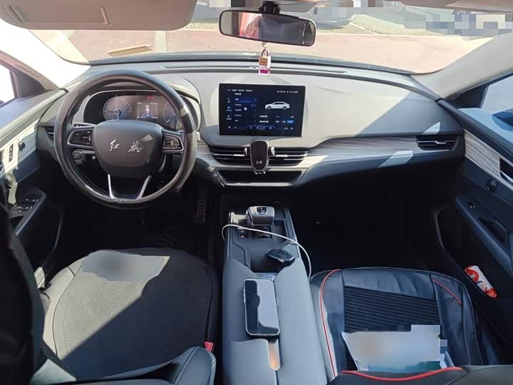 Фото 13 - Hongqi E-QM5