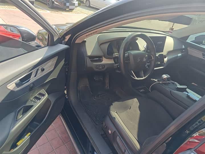 Фото 14 - Hongqi E-QM5