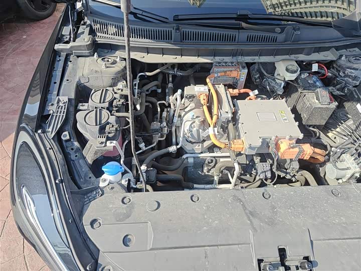 Фото 21 - Hongqi E-QM5