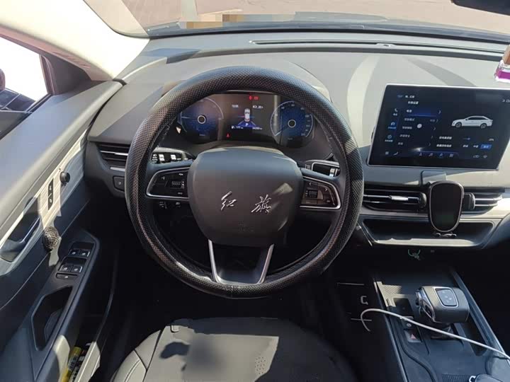 Фото 3 - Hongqi E-QM5