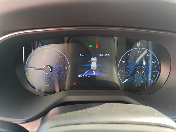 Фото 4 - Hongqi E-QM5