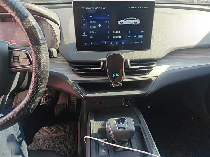 Фото 6 - Hongqi E-QM5