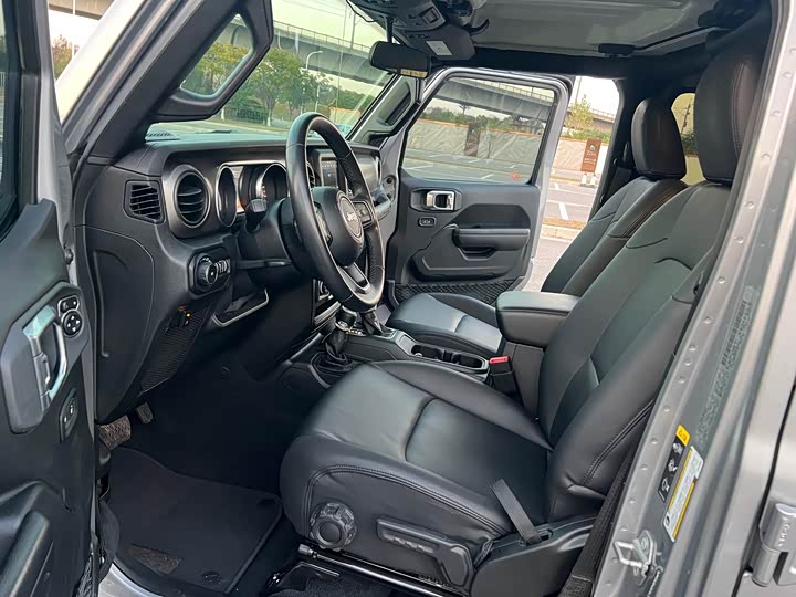 Фото 10 - Jeep Wrangler