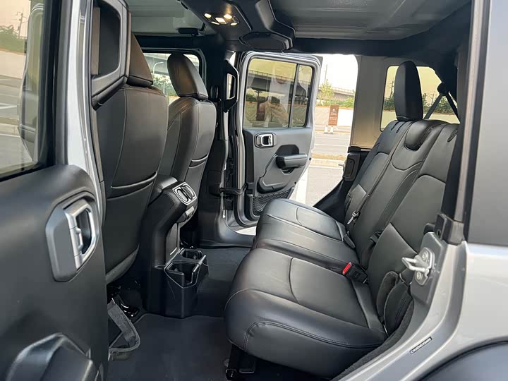 Фото 11 - Jeep Wrangler