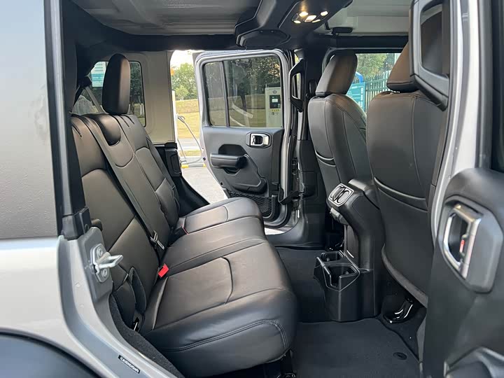 Фото 13 - Jeep Wrangler