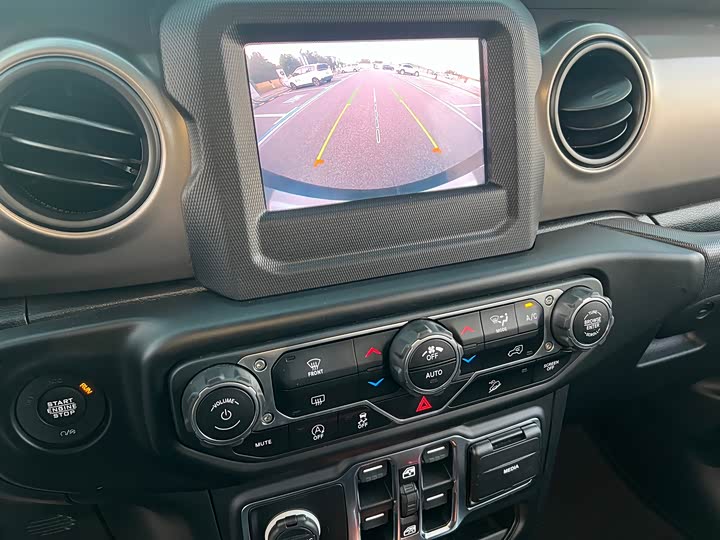 Фото 18 - Jeep Wrangler