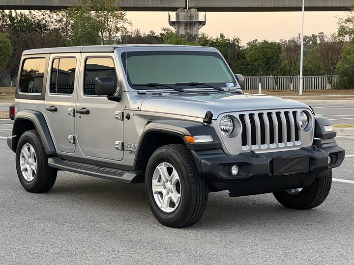 Фото 3 - Jeep Wrangler