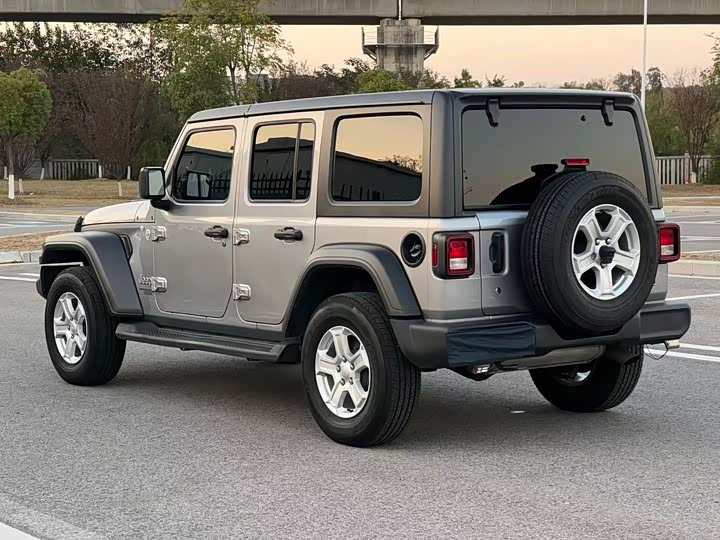 Фото 5 - Jeep Wrangler