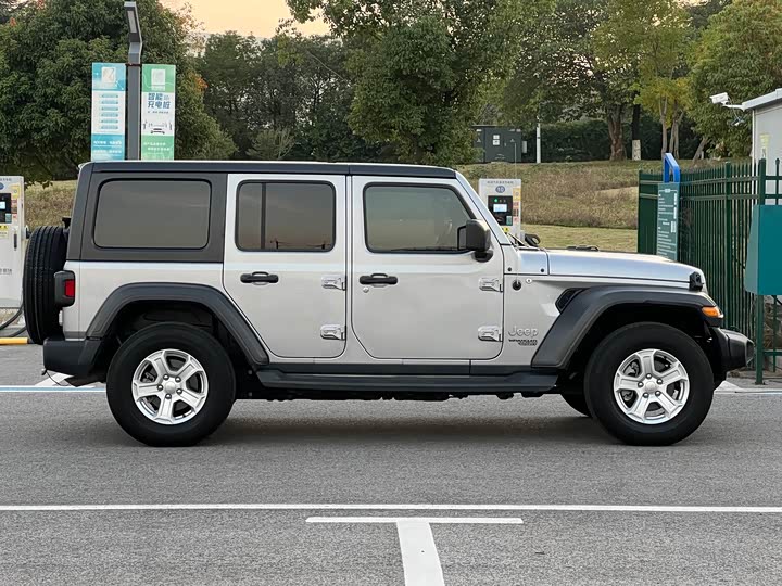 Фото 8 - Jeep Wrangler