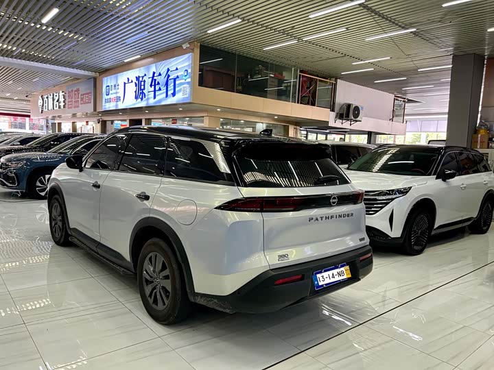 Фото 8 - Nissan Pathfinder