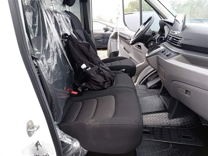 Фото 15 - Maxus V90