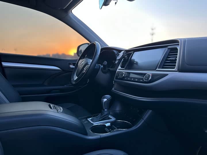 Фото 11 - Toyota Highlander