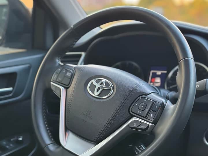 Фото 8 - Toyota Highlander