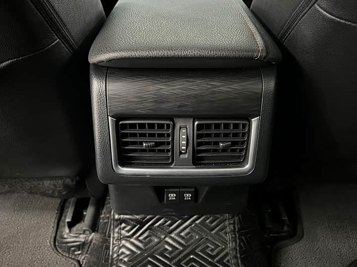 Фото 10 - Toyota Camry