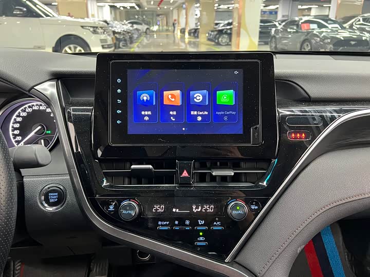 Фото 12 - Toyota Camry