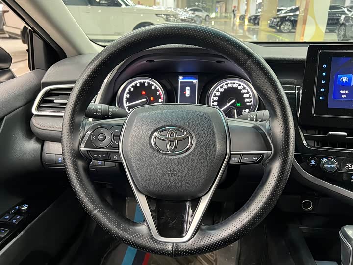 Фото 13 - Toyota Camry