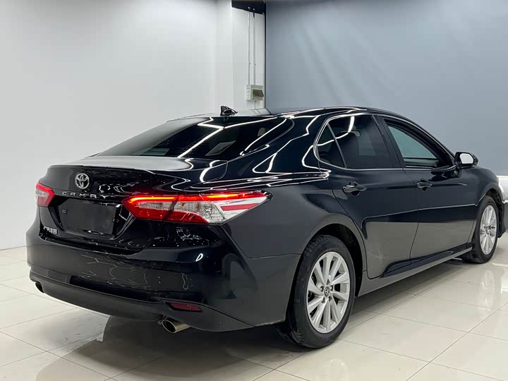 Фото 16 - Toyota Camry