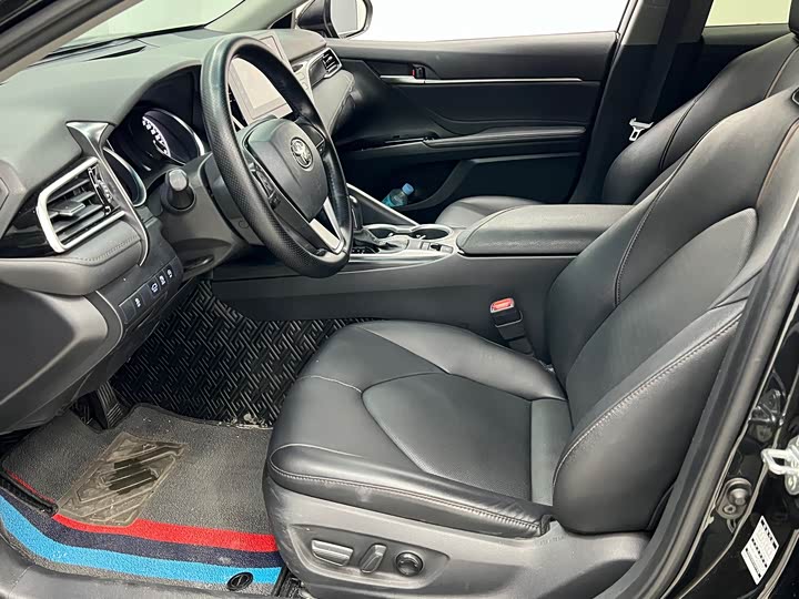 Фото 4 - Toyota Camry