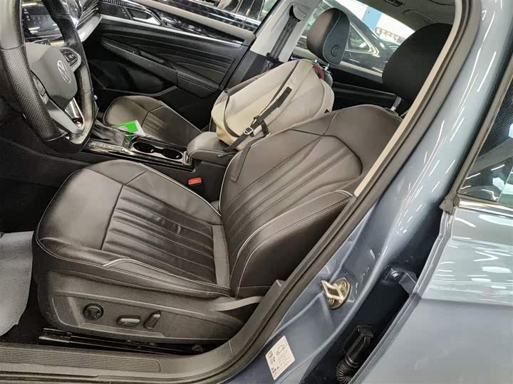 Фото 15 - Volkswagen Passat