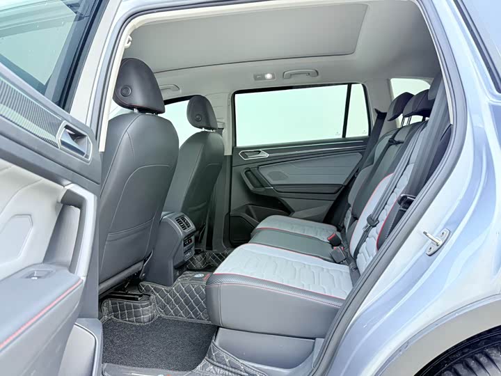 Фото 14 - Volkswagen Tiguan L Hybrid