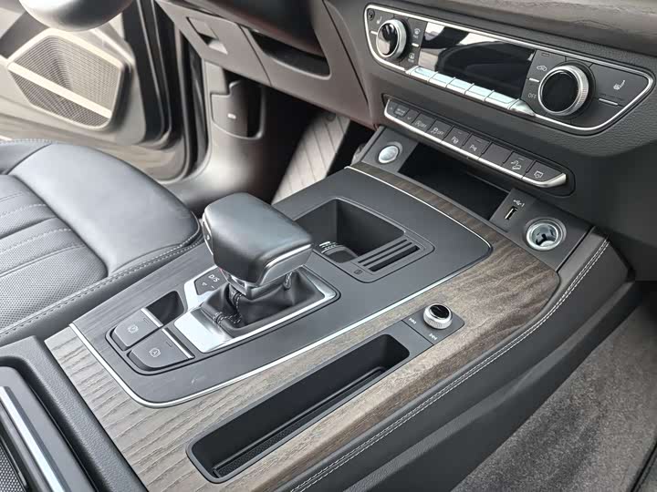 Фото 10 - Audi Q5L