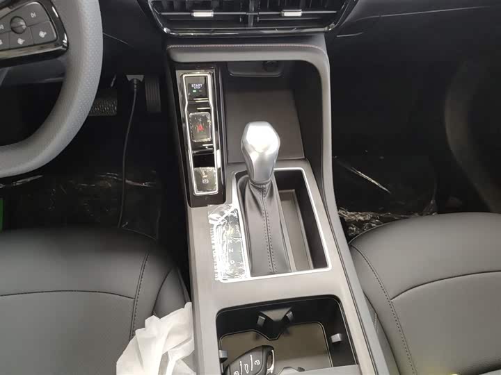 Фото 14 - Roewe i5