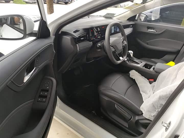 Фото 16 - Roewe i5