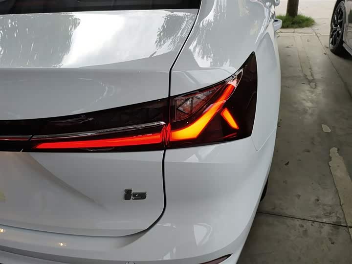 Фото 8 - Roewe i5