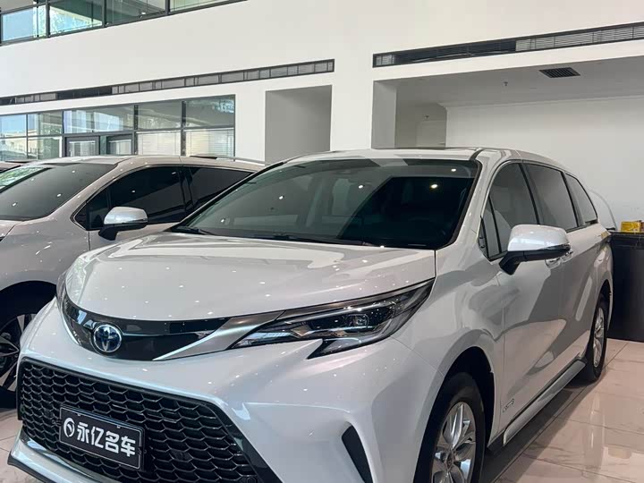 Фото 1 - Toyota Granvia