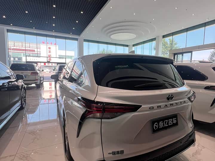 Фото 10 - Toyota Granvia