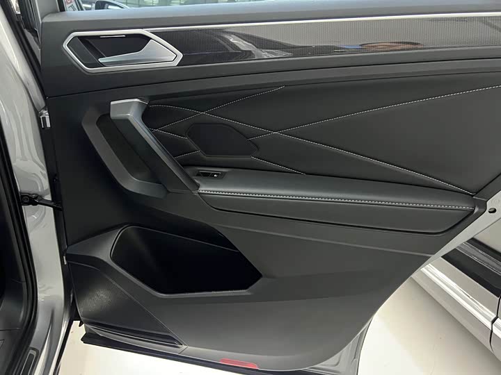 Фото 13 - Volkswagen Tiguan L Pro