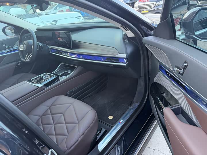 Фото 12 - BMW 7 Series