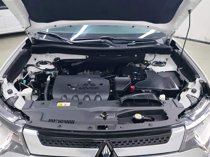 Фото 10 - Mitsubishi Outlander