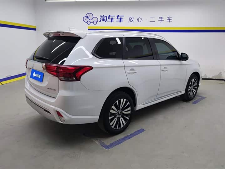 Фото 3 - Mitsubishi Outlander