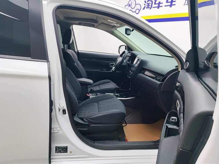 Фото 8 - Mitsubishi Outlander